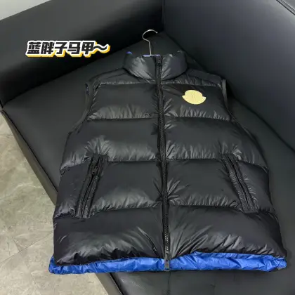 📷:素材一组📦 Moncler / 蓝胖马甲系列 黑色亮面防撕裂面料+高品质鹅绒填充,保暖力满分!拉链开合,实用又灵活.正面Moncler徽标,简约大气,细节精致,五金顺滑耐用.日常通勤、户外活动都能轻松驾驭,搭配外套或高领衫都很时髦哦~ 锋芒暗藏,掌控全场不费力的王牌色 🎯 立体建筑感剪裁,重塑冬日型格 沿袭Moncler经典绗缝工艺,却更显轻盈利落 贴合肩颈与腰线,修身却不紧绷,行动自在无拘束 → 不仅是保暖装备,更是移动的风格标签 → 室内外无缝切换,都市通勤与户外生活皆宜 尺码:1 2 3 4 5 产品颜色:黑色
